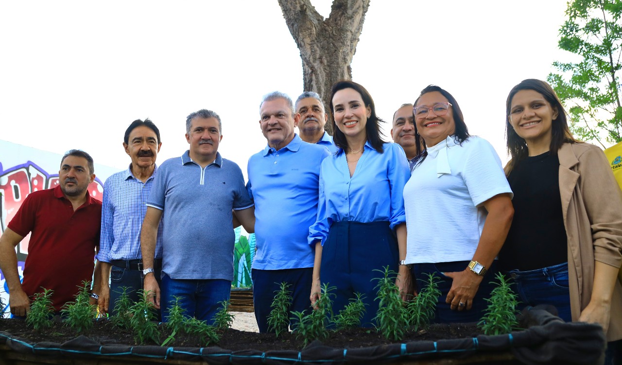 grupo de pessoas posa para a foto